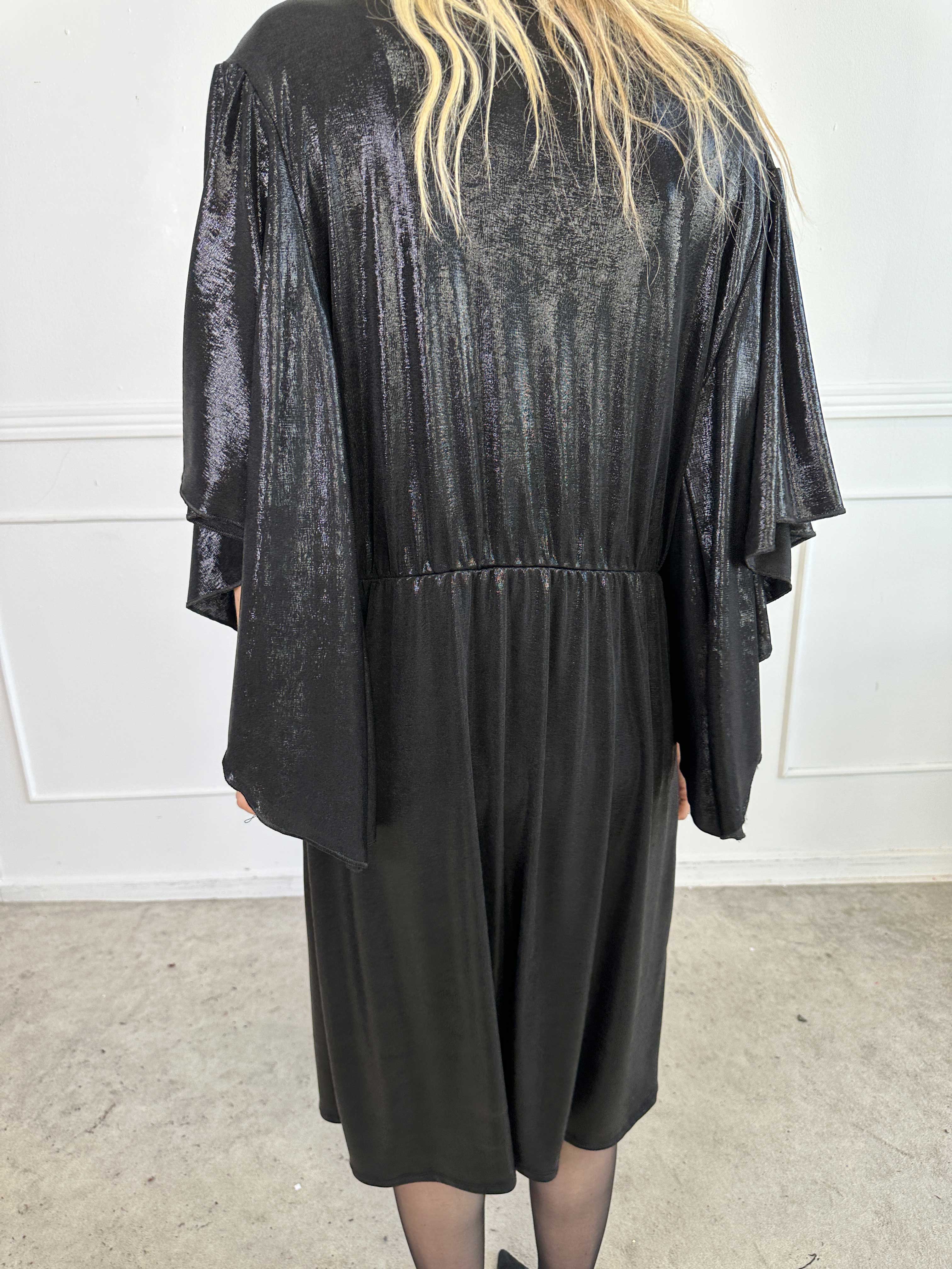 Safi - Elegant kjole shiny materiale med søde ærmer